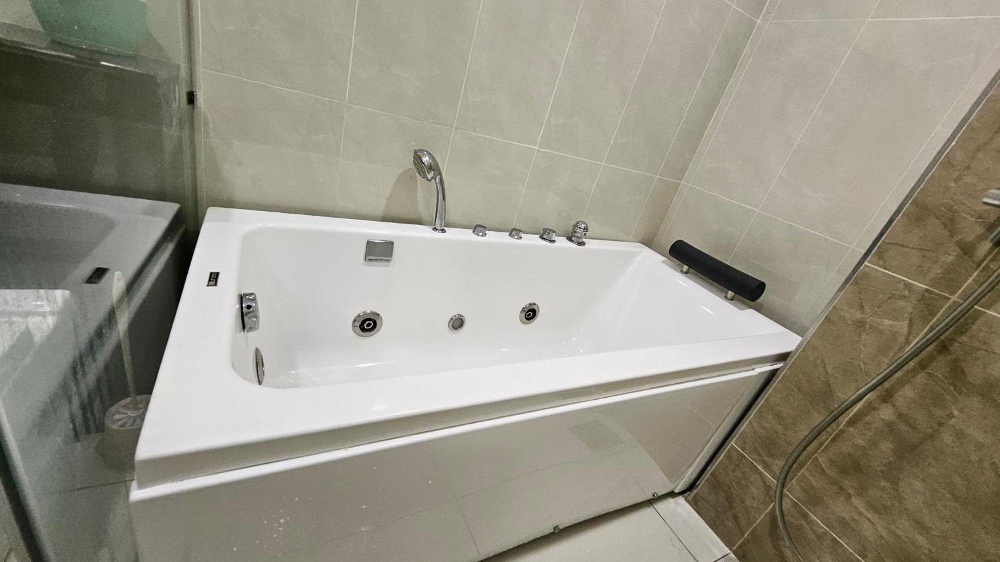 Paragon Suites Studios With Private Jacuzzi Near Ciq Rts Johor Bahru Dış mekan fotoğraf