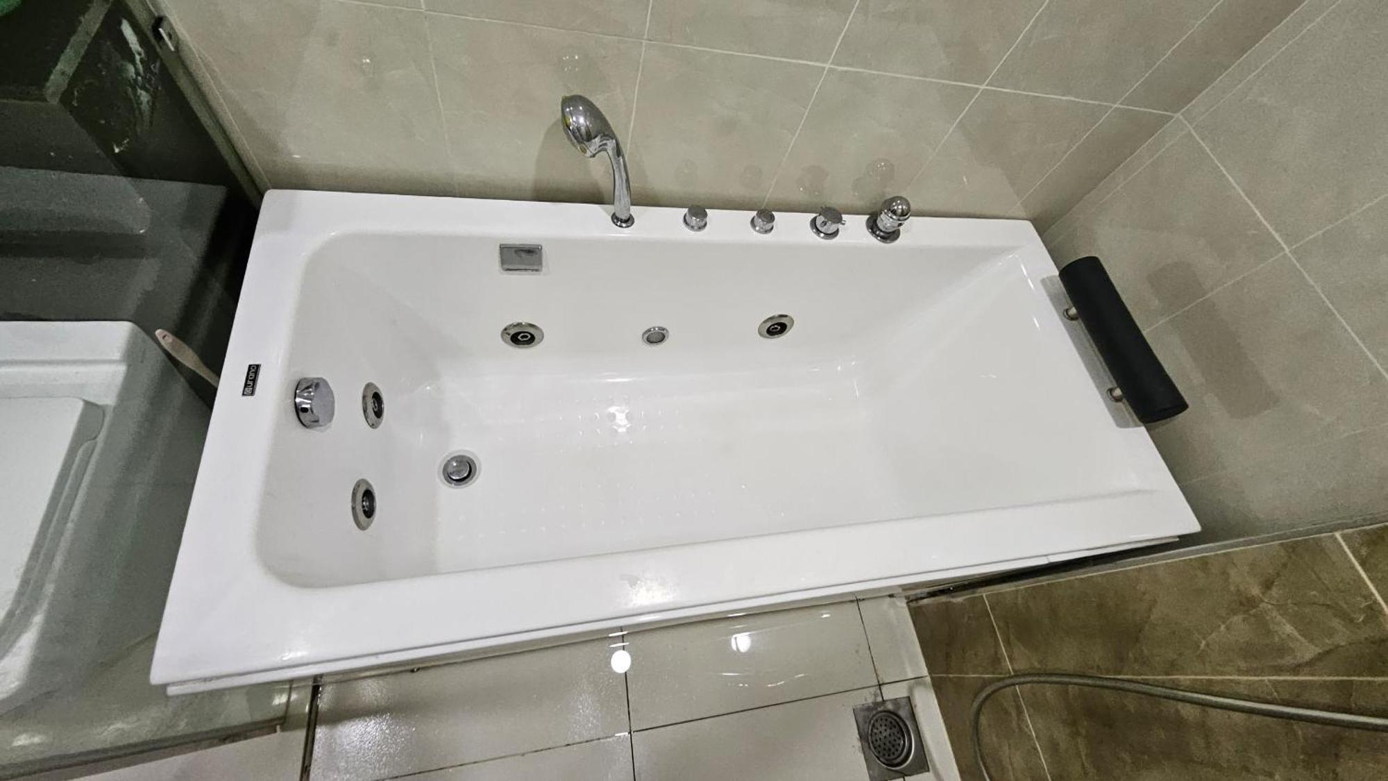 Paragon Suites Studios With Private Jacuzzi Near Ciq Rts Johor Bahru Dış mekan fotoğraf
