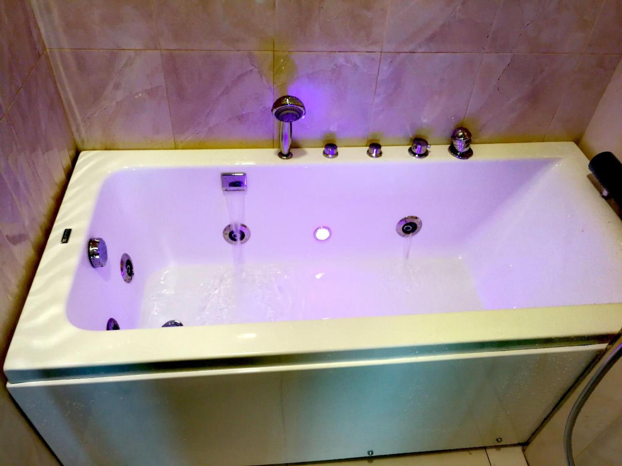 Paragon Suites Studios With Private Jacuzzi Near Ciq Rts Johor Bahru Dış mekan fotoğraf