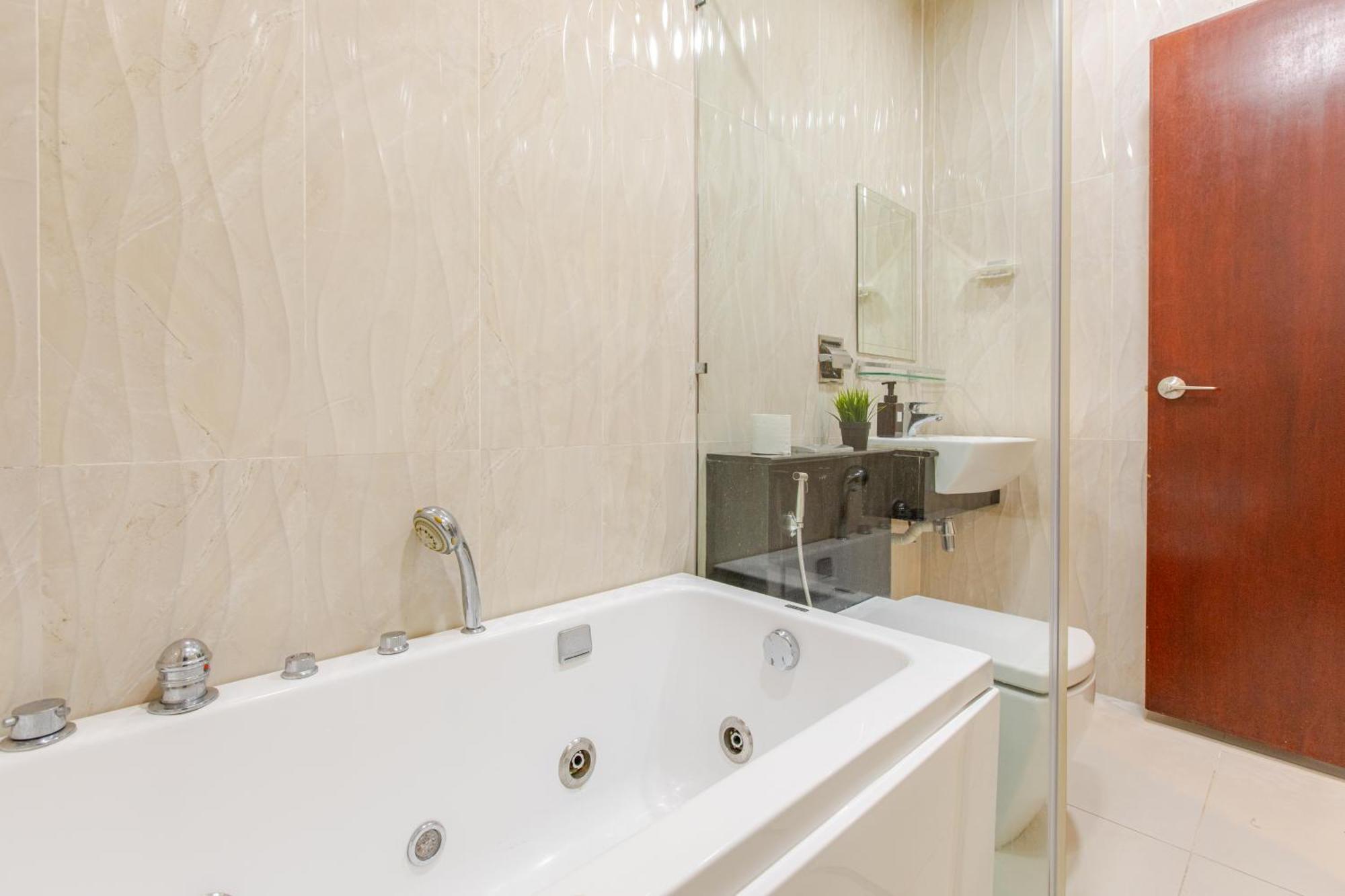 Paragon Suites Studios With Private Jacuzzi Near Ciq Rts Johor Bahru Dış mekan fotoğraf